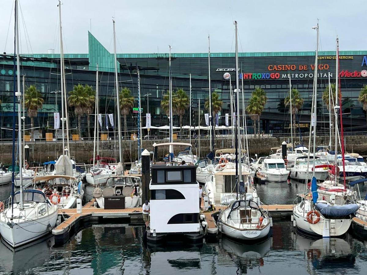 Hotel Casa Flotante En El Puerto De Vigo - Different Charter Exterior foto