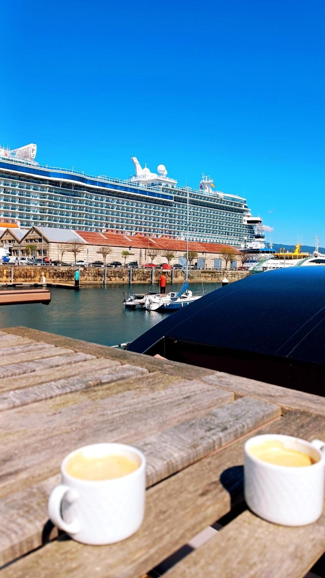 Hotel Casa Flotante En El Puerto De Vigo - Different Charter Exterior foto